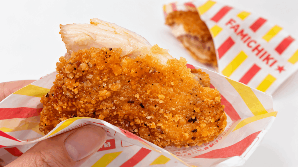 実際に購入したファミチキのスモーキーペッパー味と衣・鶏肉の断面