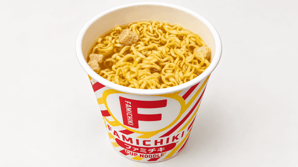 特製オイルを入れる前のファミチキ味ヌードルの麺とスープ、具材の様子