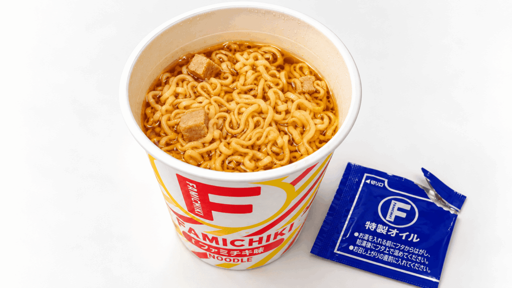 特製オイルを入れる前のファミチキ味ヌードルの麺とスープ、具材の様子