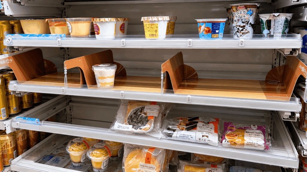 ファミマの無限クリームのダブルシューが並んだ売場と売り切れて棚が空になった売場を比較した画像
