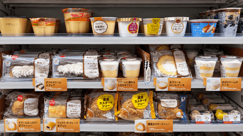ファミマの無限クリームシリーズ新商品が並ぶ店頭のスイーツ売場